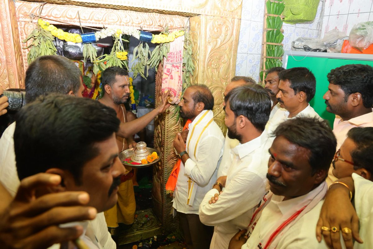 satyakumar_y's tweet photo. సిద్దయ్య గుట్టలో గల శ్రీ లక్ష్మీనరసింహస్వామి దేవస్థానం శ్రీ సీతారాముల కళ్యాణోత్సవం కార్యక్రమంలో పాల్గొని ఆశీర్వాదం పొందడం జరిగింది.

శ్రీరాముని ఆశీస్సులతో ప్రజలందరి కోరికలు తీరాలని చీకట్లు తొలగి ఆనందాలు ఉషోదయం కావాలని ప్రార్థించడం జరిగింది.

#SriRamaNavami
#SriRamaNavami2024
#JaiSriRam