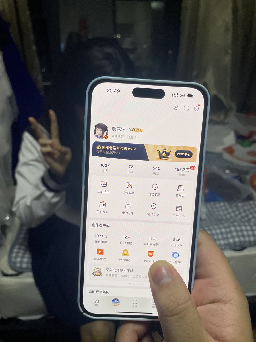 我去摄影群，说今晚拍蠢沫沫有没有群演，
群友“哈哈，你豁我们”
我发了图一，
然后十分钟来了十二个人。
@chunmomo0127 https://t.co/9xtv4tN1zg