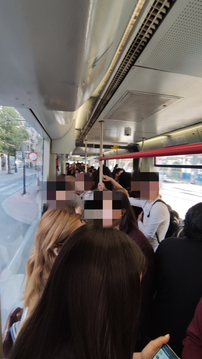 munozbiol's tweet photo. @metrovalencia el tranvía de la línea 4 como siempre, tarde y a reventar. 

A ver cuándo mejoran el servicio:

-Mejorando la frecuencia (no es posible que solo haya un tranvía c/ 20 min a Más del Rosaris si pasa por varias facultades de la UV)

-Enviando trenes de dos vagones https://t.co/iXRgab0CPD