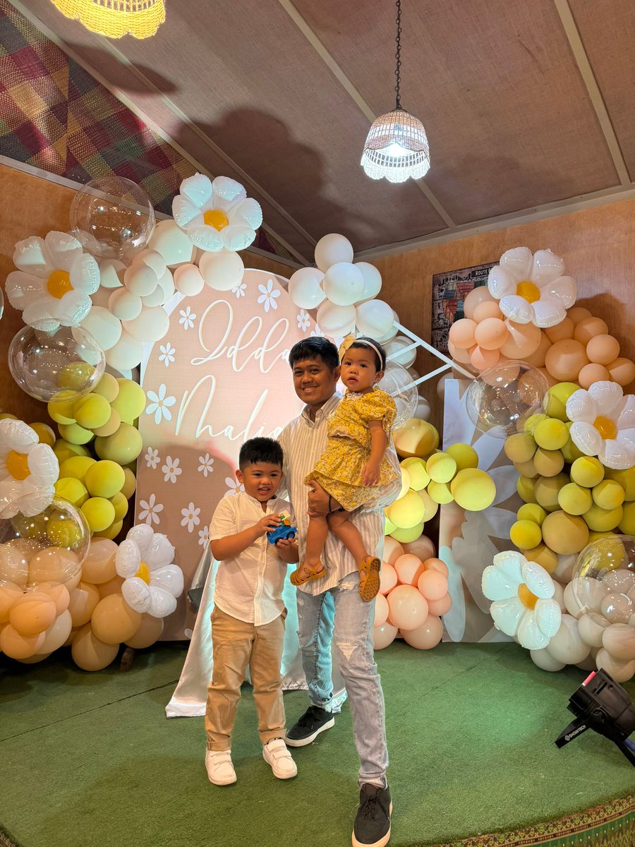 Markquee_MILES's tweet photo. Love you two, happy 2nd birthday our Baby Idda Maliah! 🌼🌼🌼 #BalloonsByEventials @eventialsPH https://t.co/FateRTg0OT