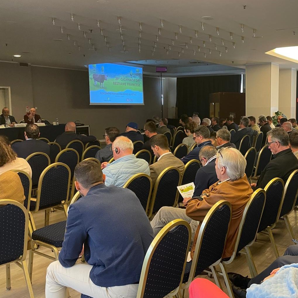 Interbev_fr's tweet photo. La 39ème édition des rencontres franco-italiennes du bétail s'est tenue vendredi 12 avril à Vérone.

L'occasion pour les professionnels 🇮🇹 et 🇫🇷 d'échanger avec les autorités sanitaires sur les défis de la filière #bovine liés à l'évolution des maladies vectorielles et du #BienEtreAnimal en Europe, dans un contexte où le cadre législatif 🇪🇺 nécessite des adaptations.

Rendez-vous en 2024 pour la 40ème édition et faire un état des lieux sur ces enjeux cruciaux.

@FranceenItalie @FranceAgriMerFR @Agri_Gouv @businessfrance @lacoopagricole @ffcb @EleveursBovins @ElveaFrance @coordinationrur @ConfPaysanne