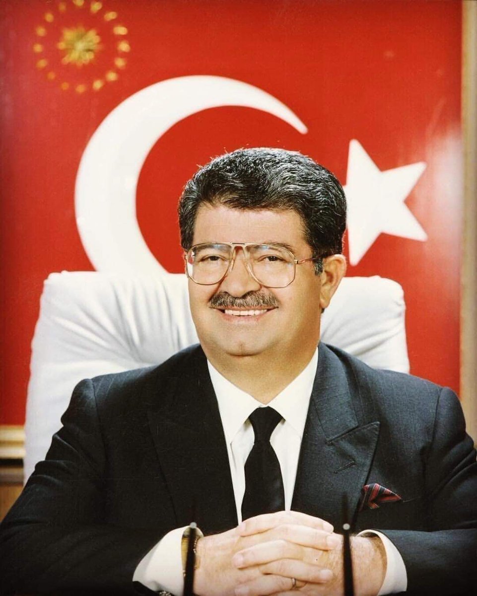“Milletine hizmetkâr olanlar, yıllar geçse de unutulmaz.” Türk siyasi hayatının unutulmaz isimlerinden 8. Cumhurbaşkanımız Merhum #TurgutÖzal 'ı vefâtının 31. sene-i devriyesinde rahmet ve minnetle yâd ediyorum. Mekânı cennet olsun.
