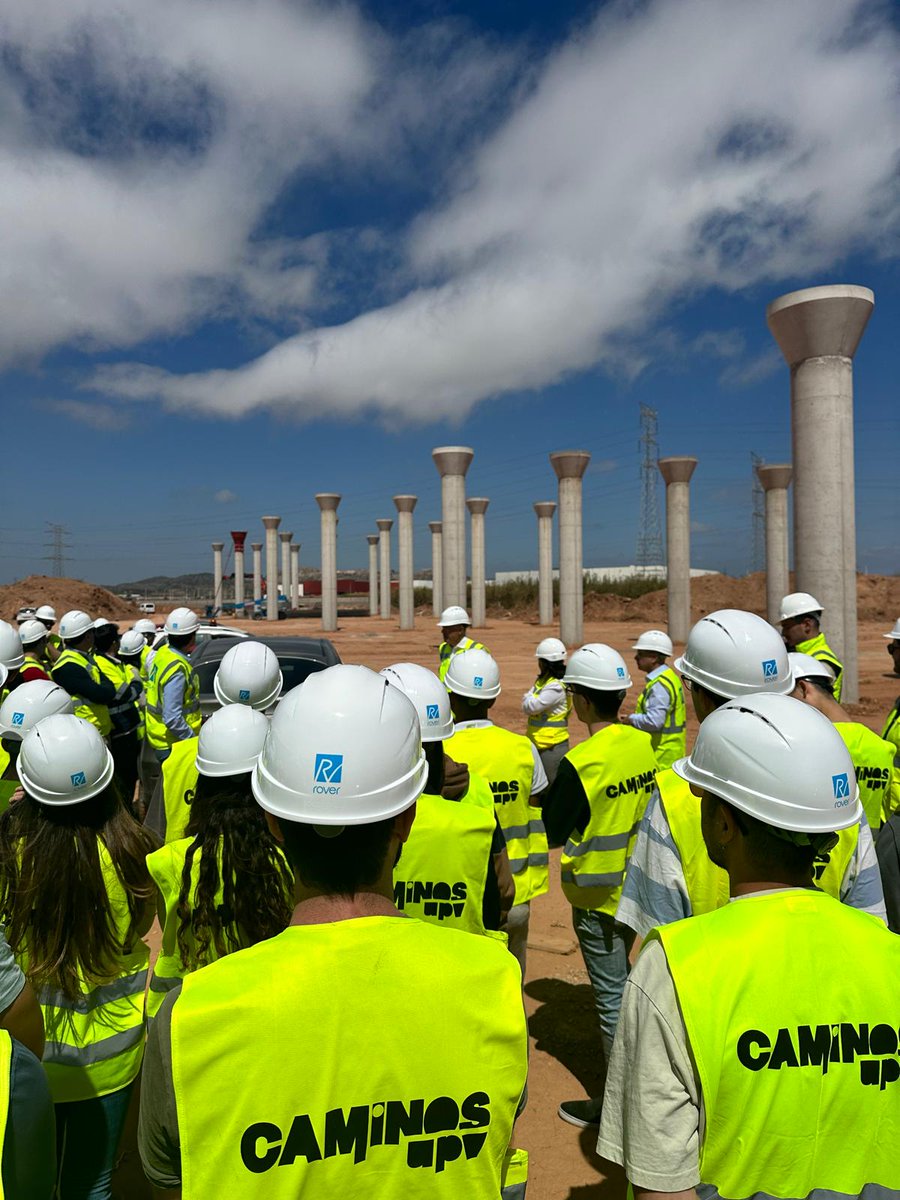 CaminosUPV's tweet photo. 🔵🔙 Estudiantes del grado en IC y del #MUICCP visitaron las obras de urbanización del @parc_sagunt. La actividad ha sido promovida por la #CátedraRover @Rovergrupo. Queremos agradecer el apoyo también de la Serranía Geominerales, Espais Econòmics Empresarials y Power Co 😃🙌 https://t.co/YT3dXSZGKQ