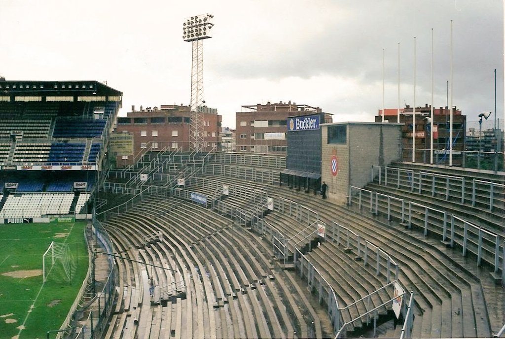 OldRcd's tweet photo. ¿Viviste algún partido en el Gol Sur de Sarrià?
#RCDE https://t.co/EsauC9fkLN
