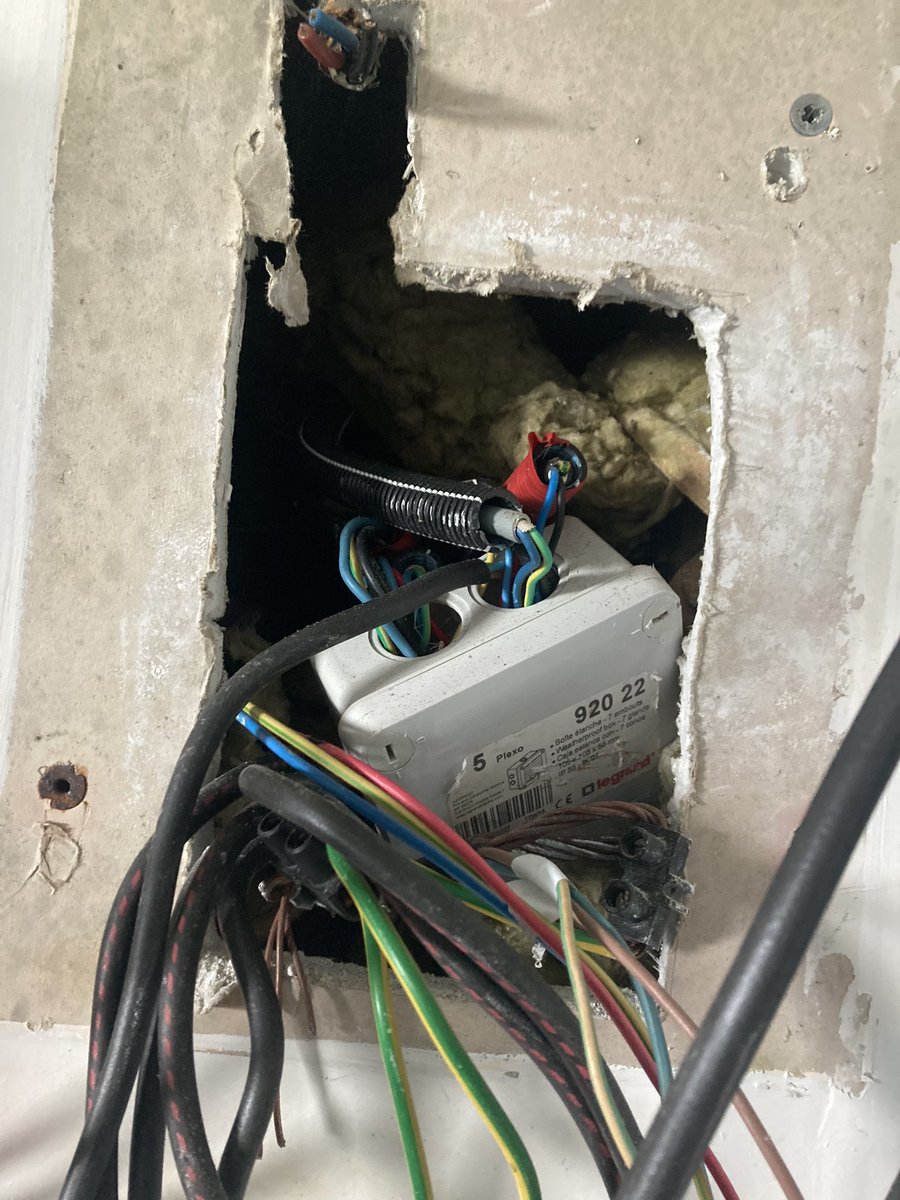 Oh la belle boîte de jonction cachée derrière le tableau électrique… <a href="/NosArtisansODT/">⭐️NosArtisansOntDuTalent ⭐️</a>