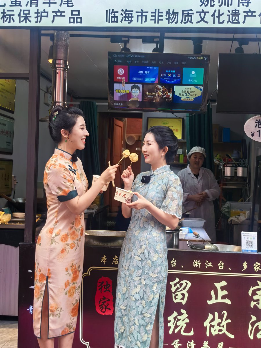 偶遇两个旗袍小姐姐吃蛋清羊尾，
想问问，好不好吃？ https://t.co/CDyOKdApQd