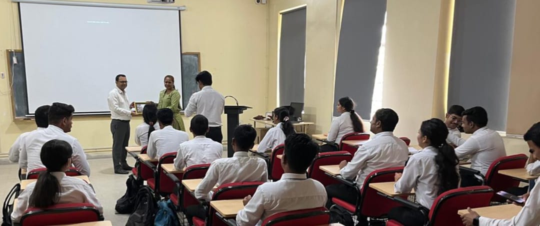 hmct_bitmesra's tweet photo. Ranjana Dutta, Senior Consultant extraordinaire from America Skill and Personality Development (ASDP) dazzled attendees with her wealth of experience, unveiling the secrets to unlocking thrilling international internship and job opportunities 🔥📚 #HMCTExcitement #GuestLecture https://t.co/FsaCwC1Nrf