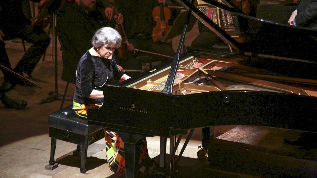 🎼 En Bahía, Brasil, el 17 de abril de 1950 nace Cristina Ortiz. Una de las más celebradas pianistas de su país, y de Latinoamérica, Cristina Ortiz ha estudiado bajo la tutela de Magda Tagliaferro, y es una destacada intérprete de Heitor Villa-Lobos.