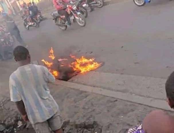 VolcansLes's tweet image. #Goma : Un présumé voleur a été brûlé vif aux premières heures de ce mercredi 17 avril 2024 non loin de deux antennes à #Majengo, un quartier de la commune de #Karisimbi à #Goma dans la province du Nord-Kivu.
lesvolcansnews.net/2024/04/17/gom…