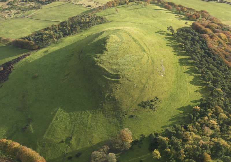 Quothquanlaw or Couthboanlaw near Biggar has a #partialbivallate #fort with 2 elements-an enclosure and b) an annexe with double ramparts + medial ditch. Remains of 7 #platform houses noted. Credit to Canmore for photo. #HillfortsWednesday