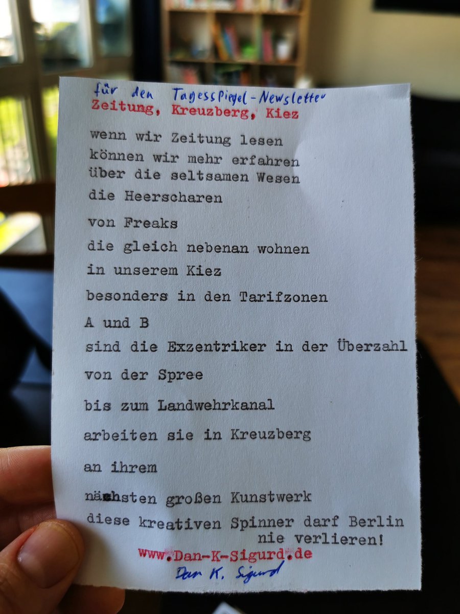 Der Straßenkünstler Dan K. Sigurd hat dem @TspLeute Newsletter Friedrichshain-Kreuzberg ein Gedicht auf der Schreibmaschine aus den Worten 'Zeitung, Kreuzberg, Kiez' geschrieben. Mehr dazu am Donnerstag im Newsletter.
