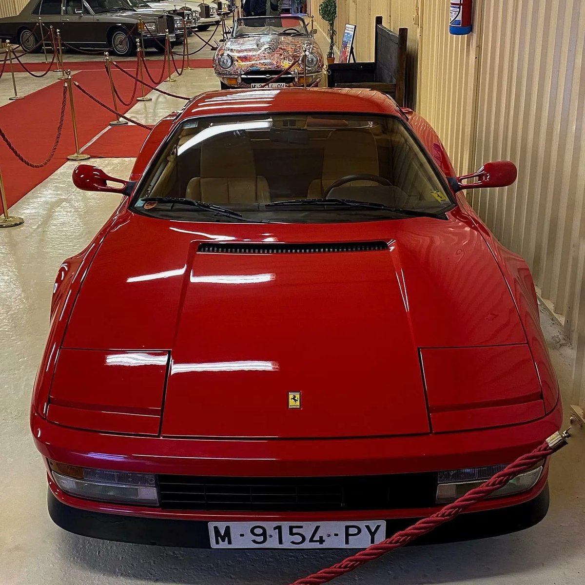 Aquí os enseñamos nuestro #Ferrari Testarossa de 1985. ¿Sabías que el famoso emblema tiene un origen ligado a la guerra de 1914? Rediseñado por Ferrari en señal de luto, hoy existen dos versiones diferenciadas por su forma y ubicación: una para calle y otra para competición.