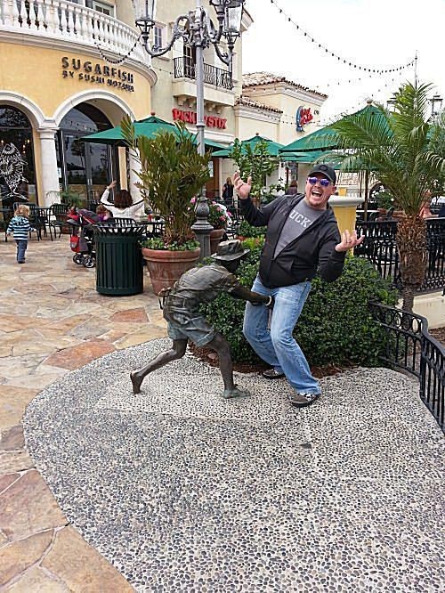 People Doing Fun With Statue (@statuewithfun) on Twitter photo 2024-04-17 07:50:45