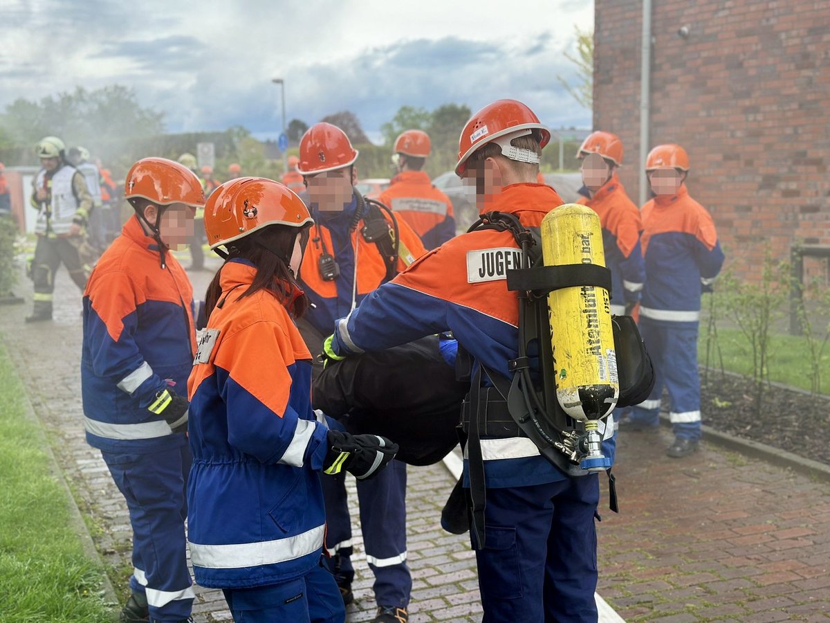 #Jugendfeuerwehren #Hünxe und #Dinslaken üben gemeinsam B3Y
Bericht und Fotos auf schau.jetzt/elw3j
Foto: Freiwillige #Feuerwehr Hünxe