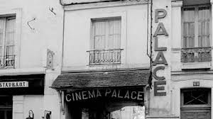 merlinpapin3's tweet photo. .@FredOL69007 .@tbarnaud #MesSallesCinémadeQuartier
Aujourd'hui dans le cadre des visites des cinémas de ma jeunesse, je vous fais visiter #LePalace (situé 8 Rue du Faubourg Montmartre Paris 9ème), le Palace le lieu aux 7 vies.
Tout le monde connaît Le Palace haut lieu des nuits mythiques de Paris et très souvent de débauche que l'on peut voir d'ailleurs dans les deux films "Saint Laurent" et YSL" consacré au couturier Yves Saint Laurent qui était un habitué. J'ai connu ce lieu de folie au plein centre de Paris, à la fin des années 70, mais j'ai connu ce lieu au début des années 70 quand il était encore un cinéma.
Le Palace comme les chats a eu plusieurs vies et pas des moindres.
Ce lieu a toujours été depuis 100 ans un lieu de plaisir, Cinéma, Théâtre, Music-Hall, il se situait au 8 de la rue du Faubourg Montmartre , à deux pas du Journal L'Equipe, qui donnait une vrai faune toute la nuit ou on pouvait en sortant de la boite au petit matin acheté son journal l'Equipe dès les premiers mouvements de rotatives au seul marchand de journaux ouvert toute la nuit à Paris et avec aussi sur le boulevard le journal L'Humanité, c'est dire que le quartier était très fréquenté le matin.
Mais commençons par le commencement, c'était au début de décembre 1912, qu'ouvre donc au 8 rue du Faubourg Montmartre, à deux pas des Grands Boulevards, un établissement de 800 places, baptisé "Empire Cinéma Music-Hall". Il était installé dans une ancienne usine électrique, comme il y en avait beaucoup à Paris. Le lieu petit sur la rue est très allongé dans une très grande impasse, très courant dans le quartier.
En avril 1913, la salle est louée à la société Gaumont et prend le nom de Gaumontcolor et comme son nom l'indique, diffuse des films en couleurs, plutôt rare à l'époque. L'exploitation cesse à la fin de Janvier, en raison de la faible fréquentation de l'établissement.
A partir de 1923, c'est un Music-Hall baptisé le "Palace" qui occupe les lieux, où se distingua Maurice Chevalier et la Revue Argentine.
En 1931, la salle est à nouveau transformée en cinéma, mais sa carrière sera tragiquement interrompue en septembre 1933, à l'effet le cinéma cesse son activité en même moment que son directeur est assassiné. Il faut dire que cette salle avait une mauvaise réputation (et cela n'a pas changé par la suite) son balcon étant régulièrement fréquenté par des gens peu recommandables. A sa fermeture il redevient music-hall sous le nom de "Alcazar".
Les revues et spectacles sont à l'honneur, comme au Folies Bergères à quelques pas du Palace jusqu'e 1946 à partir de laquelle le "Palace" redevient à nouveau cinéma, et ce jusqu'en 1973 où le cinéma abandonne cette-fois définitivement les lieux.
C'est dans cette période que je l'ai fréquenté comme Cinéma, ou il passait beaucoup de films français dans son unique salle tout en longueur, au début des années 70
Redevenu théâtre de 1973 à 1978 sous la direction de Michel Guy (futur ministre) c'est à cette période que le lieu sera classé monument historique. Mais le lieu devenait délabré.
le Palace devient ensuite pour quelques années un haut lieu mythique des années parisiennes, avant de connaître une longue période de fermeture.
Le lieu en 1978 avec le soutien de Michel Guy qui était devenu Ministre de la Culture est rachetée par Fabrice Emaer, un des personnages de la nuit gay parisienne, propriétaire d'une discothèque rue Saint Anne "Le Sept", il fera de nombreux travaux pour revenir au décor initial des années, mais des travaux trop chers.
Le Palace dans ces années-là, c'était un peu l'équivalent français du "Studio 54"
Dans cet endroit on y verra Grace Jones à l'inauguration, Régine, Kzeon, Lagerfeld, Saint Laurent, aussi Gainsbourg et sa compagne Bambou et même Prince y fera un concert très privé.
Emaer va réussir son coup et en faire à la fin des années 70, le lieu incontournable, de la culture gay, ou on y retrouve attablé avec différents amis ou amies, les Alain Pacadis, Michel Cressole les journalistes de Libération qui a fait beaucoup pour le lieu mais aussi Roland Barthes, Mick Jagger, Andy Warhol, Frédéric Mitterrand et Yves Mourousi, Christian Louboutin, Eva Ionesco, Pierre Bergé, Chantal Thomas, Patrick Dewaere et bien d'autre encore, et même votre serviteur quelques fois, vers le début des années 80 avec la bénédiction de la physionomiste Paquita Paquin . C'est en sortant d'une soirée au Palace, que l'actrice Bulle Ogier décéda.
Fabrice Emaer tombe malade au début des années 80 et mourra d'un cancer des reins en 1983 et sera repris par ses associés, mais le lieu pourtant très fréquenté mais mal avec beaucoup de trafic de drogue. Puis chacun son tour essaiera de l'aura du lieu comme Régine ou David et Cathy Guetta, mais rien n'y fera, il devra fermer définitivement en 1996.
C'est dans ce lieu que Thierry Ardisson que le samedi soir il enregistrera son émission Lunettes noires pour une nuit blanche.
Pendant des années le lieu sera un squat, vraiment mal fréquenté, et je me désolais en passant devant ce qu'il était devenu. En 2006 ce sont les frères Vardar des belges d'origines albanaises qui rachètent la salle avec une nouvelle salle de 970 places ou joueront Valérie Lemercier ou Florence Foresti.
Peut-être vu ses 7 vies, que le Palace redeviendra un Cinéma.
