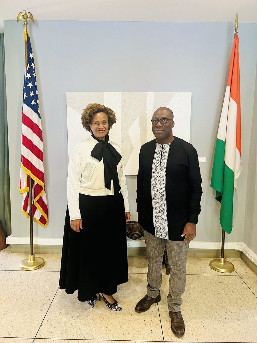 Rencontre Jacobleu et SEMme Jessica Davis Ba, Ambassadrice des États-Unis à Abidjan autour des défis et opportunités dans les industries culturelles et créatives. Toute ma gratitude pour la réception conviviale. #jacobleu #industriescultrelles #meeting #usambassy #cotedivoire