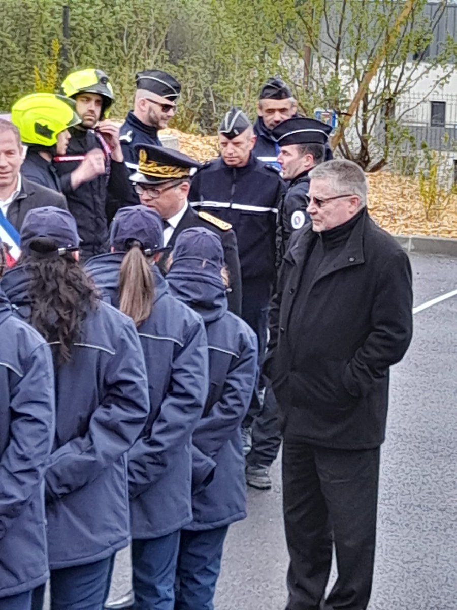 Levée des couleurs ce matin à l'Iseta-Eca de Chavanod. 110 jeunes engagés et motivés provenant du Rhône, de l'Isère et de la Loire. Citoyenneté, cohésion et confiance : les mots clés de ce séjour. Merci aux encadrants pour leur investissement. @acgrenoble @DSDEN74 @HeleneInsel