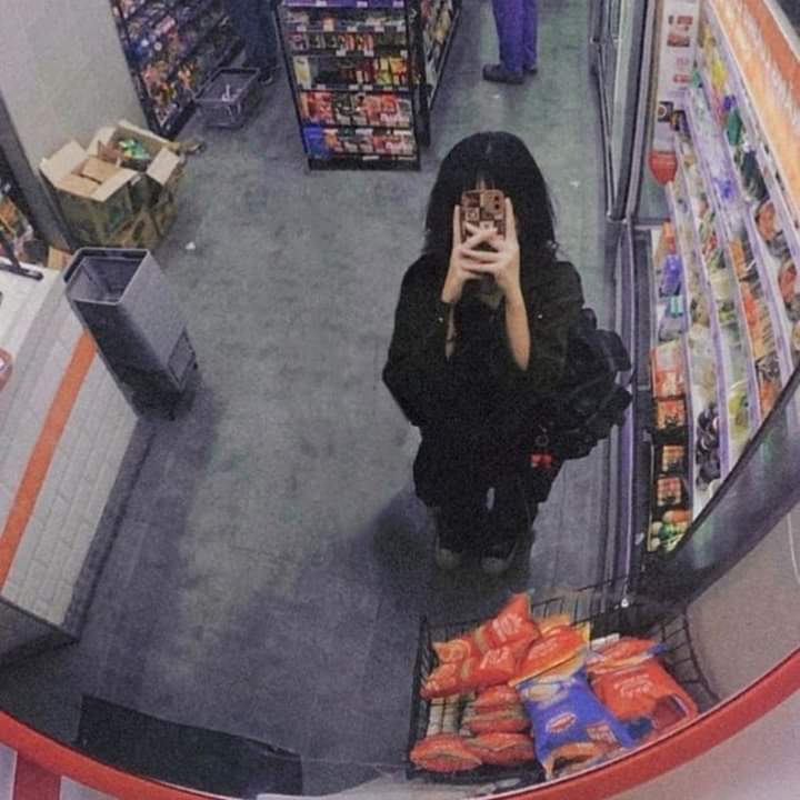 Lúc em giận là khi em muốn nhìn thấy sự quan trọng của mình đối với anh. Em chảnh chọe không trả lời tin nhắn để xem anh kiên nhẫn dỗ dành em đến mức nào. Em khó chịu, lắm lúc dở hơi để xem anh dịu dàng với em ra sao.

Trước khi gặp anh điều gì em cũng