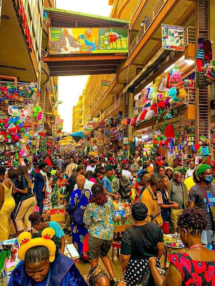 FACTS ABOUT KIKUUBO 🪧 On average, over 900,000 people traverse this spot on a daily looking for affordable supplies, both home and commercial. It’s one of the busiest and most congested place in downtown Kampala. What’s your experience in Kikuubo!?? @KCCAUG @URAuganda