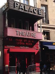 merlinpapin3's tweet photo. .@FredOL69007 .@tbarnaud #MesSallesCinémadeQuartier
Aujourd'hui dans le cadre des visites des cinémas de ma jeunesse, je vous fais visiter #LePalace (situé 8 Rue du Faubourg Montmartre Paris 9ème), le Palace le lieu aux 7 vies.
Tout le monde connaît Le Palace haut lieu des nuits mythiques de Paris et très souvent de débauche que l'on peut voir d'ailleurs dans les deux films "Saint Laurent" et YSL" consacré au couturier Yves Saint Laurent qui était un habitué. J'ai connu ce lieu de folie au plein centre de Paris, à la fin des années 70, mais j'ai connu ce lieu au début des années 70 quand il était encore un cinéma.
Le Palace comme les chats a eu plusieurs vies et pas des moindres.
Ce lieu a toujours été depuis 100 ans un lieu de plaisir, Cinéma, Théâtre, Music-Hall, il se situait au 8 de la rue du Faubourg Montmartre , à deux pas du Journal L'Equipe, qui donnait une vrai faune toute la nuit ou on pouvait en sortant de la boite au petit matin acheté son journal l'Equipe dès les premiers mouvements de rotatives au seul marchand de journaux ouvert toute la nuit à Paris et avec aussi sur le boulevard le journal L'Humanité, c'est dire que le quartier était très fréquenté le matin.
Mais commençons par le commencement, c'était au début de décembre 1912, qu'ouvre donc au 8 rue du Faubourg Montmartre, à deux pas des Grands Boulevards, un établissement de 800 places, baptisé "Empire Cinéma Music-Hall". Il était installé dans une ancienne usine électrique, comme il y en avait beaucoup à Paris. Le lieu petit sur la rue est très allongé dans une très grande impasse, très courant dans le quartier.
En avril 1913, la salle est louée à la société Gaumont et prend le nom de Gaumontcolor et comme son nom l'indique, diffuse des films en couleurs, plutôt rare à l'époque. L'exploitation cesse à la fin de Janvier, en raison de la faible fréquentation de l'établissement.
A partir de 1923, c'est un Music-Hall baptisé le "Palace" qui occupe les lieux, où se distingua Maurice Chevalier et la Revue Argentine.
En 1931, la salle est à nouveau transformée en cinéma, mais sa carrière sera tragiquement interrompue en septembre 1933, à l'effet le cinéma cesse son activité en même moment que son directeur est assassiné. Il faut dire que cette salle avait une mauvaise réputation (et cela n'a pas changé par la suite) son balcon étant régulièrement fréquenté par des gens peu recommandables. A sa fermeture il redevient music-hall sous le nom de "Alcazar".
Les revues et spectacles sont à l'honneur, comme au Folies Bergères à quelques pas du Palace jusqu'e 1946 à partir de laquelle le "Palace" redevient à nouveau cinéma, et ce jusqu'en 1973 où le cinéma abandonne cette-fois définitivement les lieux.
C'est dans cette période que je l'ai fréquenté comme Cinéma, ou il passait beaucoup de films français dans son unique salle tout en longueur, au début des années 70
Redevenu théâtre de 1973 à 1978 sous la direction de Michel Guy (futur ministre) c'est à cette période que le lieu sera classé monument historique. Mais le lieu devenait délabré.
le Palace devient ensuite pour quelques années un haut lieu mythique des années parisiennes, avant de connaître une longue période de fermeture.
Le lieu en 1978 avec le soutien de Michel Guy qui était devenu Ministre de la Culture est rachetée par Fabrice Emaer, un des personnages de la nuit gay parisienne, propriétaire d'une discothèque rue Saint Anne "Le Sept", il fera de nombreux travaux pour revenir au décor initial des années, mais des travaux trop chers.
Le Palace dans ces années-là, c'était un peu l'équivalent français du "Studio 54"
Dans cet endroit on y verra Grace Jones à l'inauguration, Régine, Kzeon, Lagerfeld, Saint Laurent, aussi Gainsbourg et sa compagne Bambou et même Prince y fera un concert très privé.
Emaer va réussir son coup et en faire à la fin des années 70, le lieu incontournable, de la culture gay, ou on y retrouve attablé avec différents amis ou amies, les Alain Pacadis, Michel Cressole les journalistes de Libération qui a fait beaucoup pour le lieu mais aussi Roland Barthes, Mick Jagger, Andy Warhol, Frédéric Mitterrand et Yves Mourousi, Christian Louboutin, Eva Ionesco, Pierre Bergé, Chantal Thomas, Patrick Dewaere et bien d'autre encore, et même votre serviteur quelques fois, vers le début des années 80 avec la bénédiction de la physionomiste Paquita Paquin . C'est en sortant d'une soirée au Palace, que l'actrice Bulle Ogier décéda.
Fabrice Emaer tombe malade au début des années 80 et mourra d'un cancer des reins en 1983 et sera repris par ses associés, mais le lieu pourtant très fréquenté mais mal avec beaucoup de trafic de drogue. Puis chacun son tour essaiera de l'aura du lieu comme Régine ou David et Cathy Guetta, mais rien n'y fera, il devra fermer définitivement en 1996.
C'est dans ce lieu que Thierry Ardisson que le samedi soir il enregistrera son émission Lunettes noires pour une nuit blanche.
Pendant des années le lieu sera un squat, vraiment mal fréquenté, et je me désolais en passant devant ce qu'il était devenu. En 2006 ce sont les frères Vardar des belges d'origines albanaises qui rachètent la salle avec une nouvelle salle de 970 places ou joueront Valérie Lemercier ou Florence Foresti.
Peut-être vu ses 7 vies, que le Palace redeviendra un Cinéma.