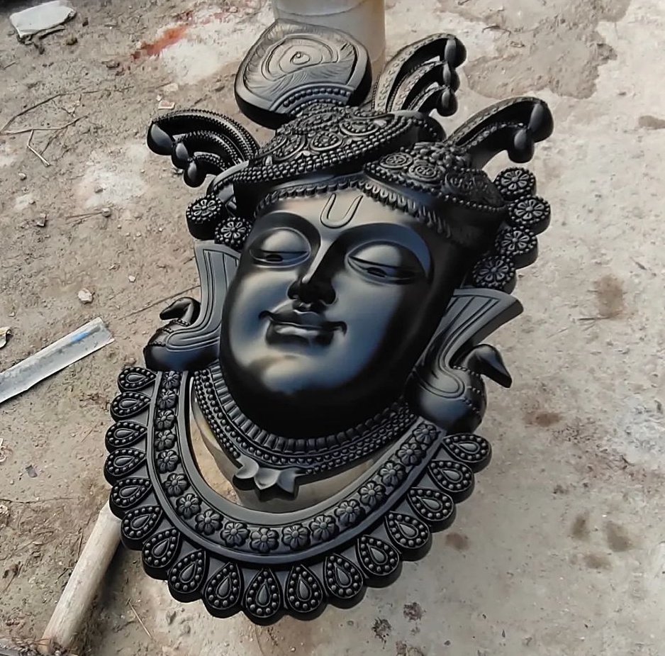 'The Divine will success the pure heart person at the end, and on the day of judgment will put under the shade.' Shrinathji wall sculpture from Dezin. instagram.com/p/CzbEgVESp6e/… #art #artist #homedecor #interior #quote #interiordesign #handsome #culture #thought #IncredibleIndia