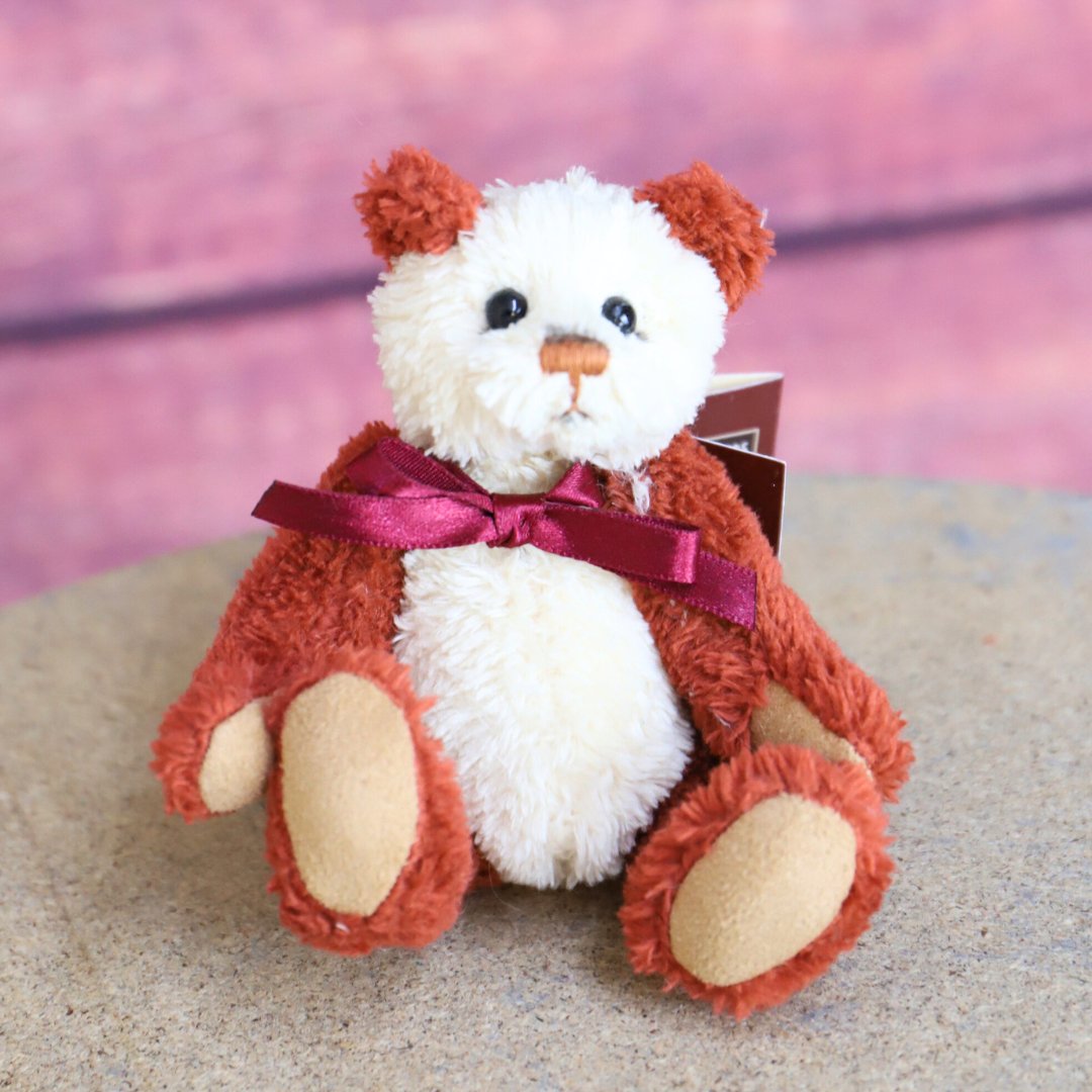 Introducing Chiffon, a keyring from Charlie Bears Cheeky Charlies collection. 💖

Available now: ow.ly/NVPl50RalRC

#Charliebears #mycharliebears #bestfriendsclub #collectabletoys #collectablebears #collectiblebear #teddybearland #collection #charliebearscollection #keyring
