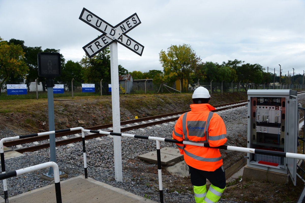 ¡Grandes noticias!📣 Inauguramos el #Ferrocarril Central de #Uruguay 🚆La nueva línea, de 265 km de extensión comunica Paso de los Toros con el puerto de #Montevideo 👷‍♂️Su construcción ha necesitado de más de 3.500 profesionales 🔗 ow.ly/IBq450RhPPF #SomosSacyr