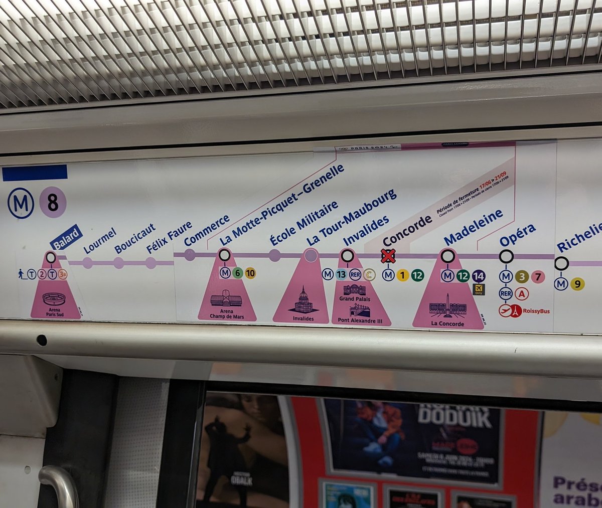 Jay2L's tweet photo. Et dans la catégorie, "J'ai un job mais je m'en fous" : graphiste et poseur de sticker à la #RATP https://t.co/UvjKYe0bSX
