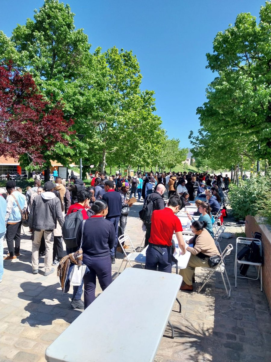 📷 J'ai eu le plaisir de participer à #RamèneTonCV un événement 100% @MLMarseille ! Cet évènement #Emploi , inauguré par la présidente @FuraceJosette, a rassemblé des recruteurs engagés pour offrir des opportunités professionnelles aux #jeunes de notre région.