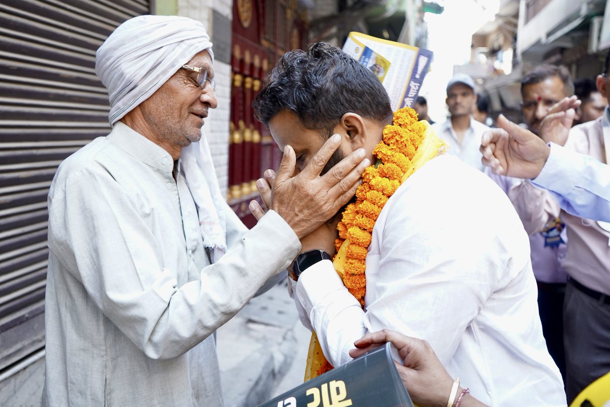 आज मयूर विहार फेज 2 के ईस्ट विनोद नगर में निगम पार्षद श्री देवेंद्र चौधरी जी के साथ पदयात्रा की। जनता एक स्वर में बोल रही - जेल का बदला वोट से🔥 जनता दिल्ली के बेटे मुख्यमंत्री श्री @ArvindKejriwal जी के साथ हुए अन्याय का बदला अपने वोट से लेगी। #AamAadmiParty #ArvindKejriwal…