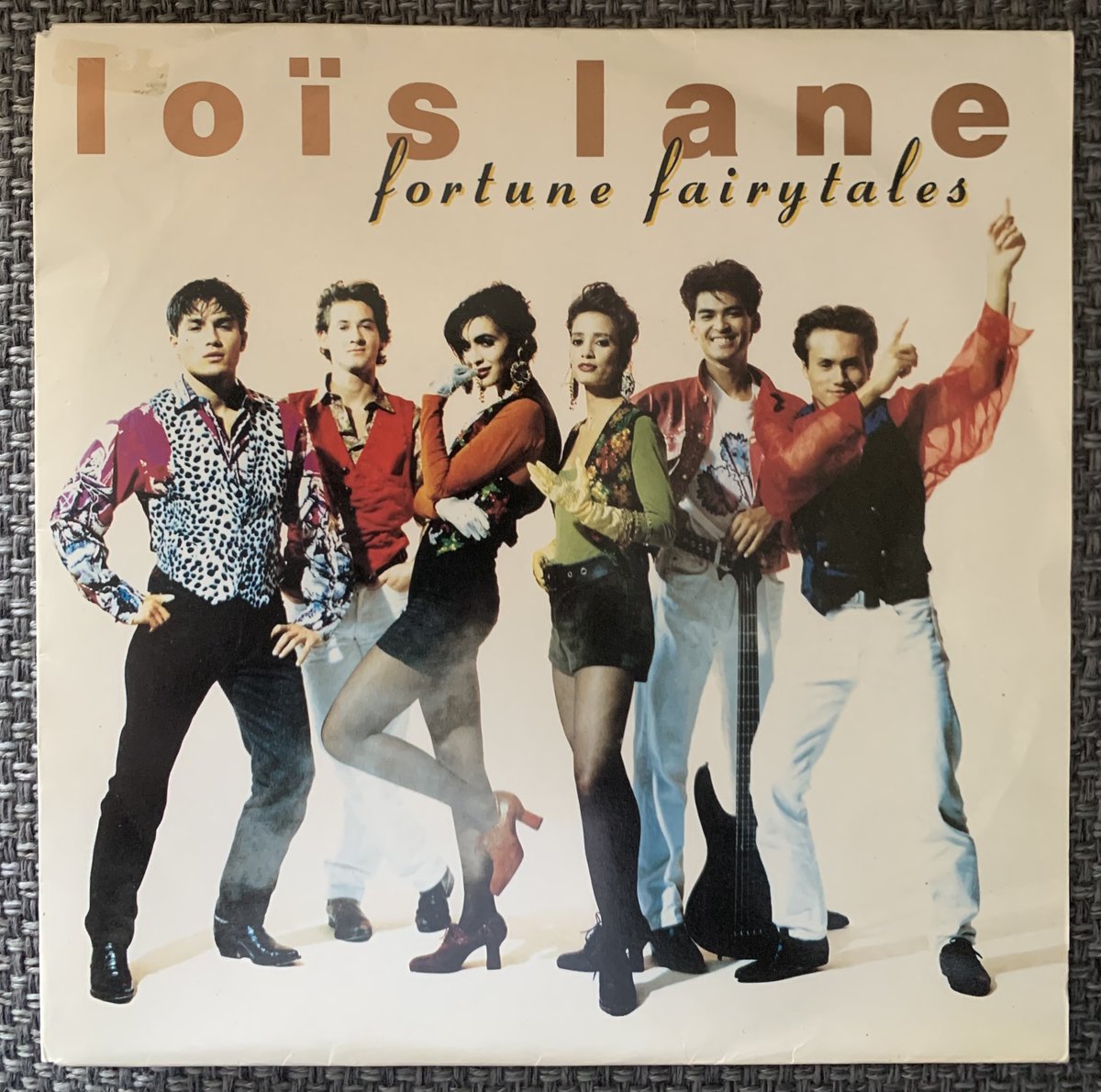 Another favourite by Dutch band Loïs Lane. This was the first single taken from the album of the same name, and was a big success here in their home country in 1990. #loislane #suzanneklemann #moniqueklemann #popjustice #retro #90s #pop #popmusic #singlescollection #treasurechest