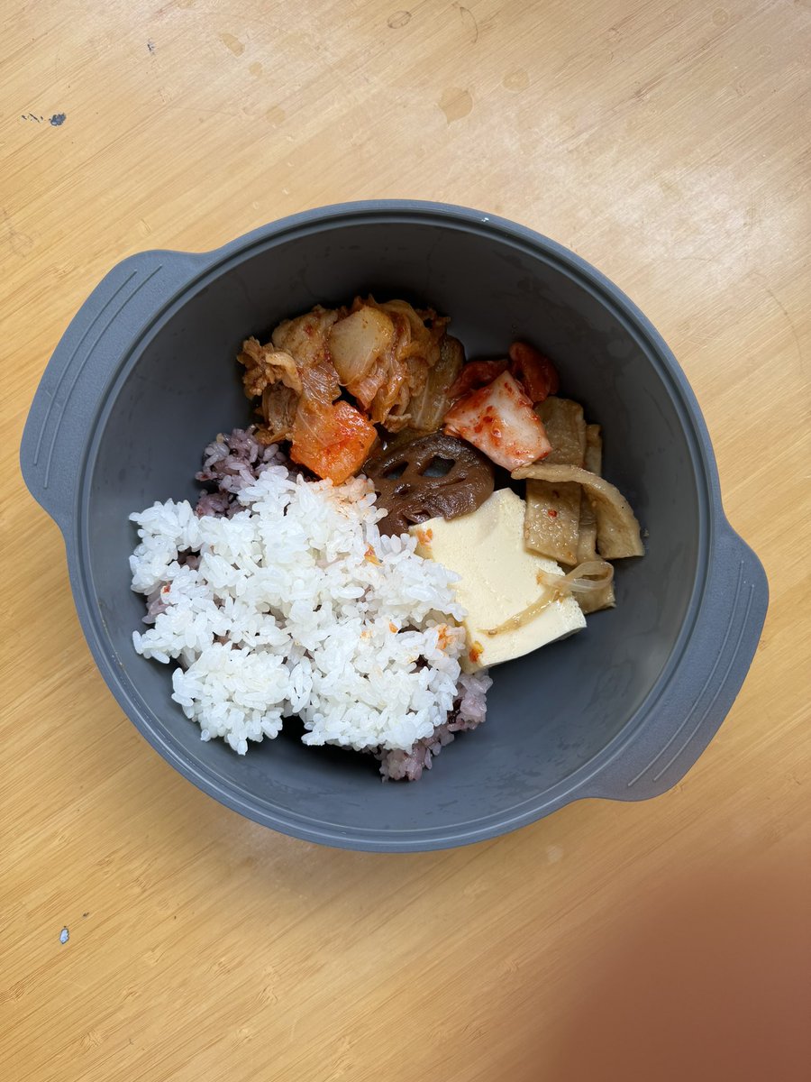 peterpanfund's tweet photo. bento of the day 

in the hospital system in corea, the food is distributed at 6:45am, 11:45am and 4:45am hence making one very hungry around 9-10pm, the bed time. i make small bentos like this to eat later instead of munching on another bowl of ramyun or #라면 #짜파게티

#followyourfun @oxfunhq $ox $btc long right now