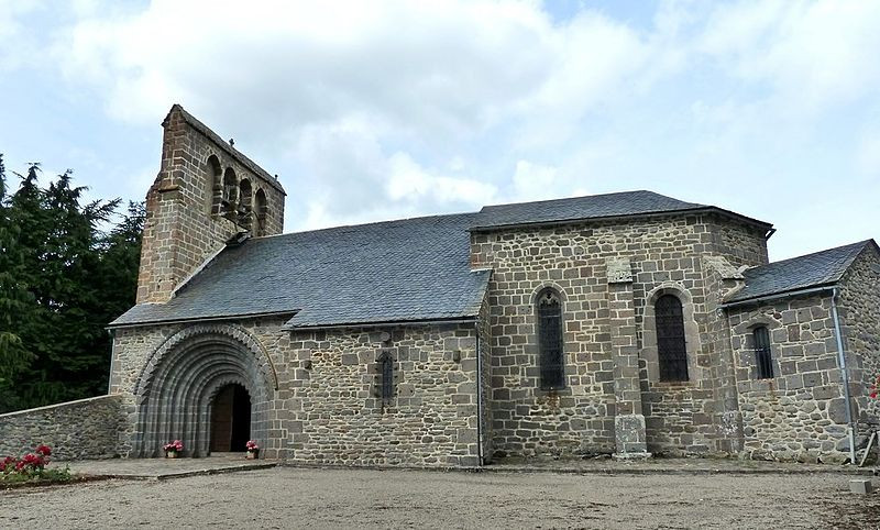 Eglise Saint-Jean-Baptiste à #Vernols (#Cantal) Siège d'une justice seigneuriale, Vernols ressortissait à la sénéchaussée d'Auvergne, en appel de la prévôté de Saint-Flour. L'église, de la fin du XIIe siècle, e... Suite 👉 monumentum.fr/monument-histo… #Patrimoine #MonumentHistorique