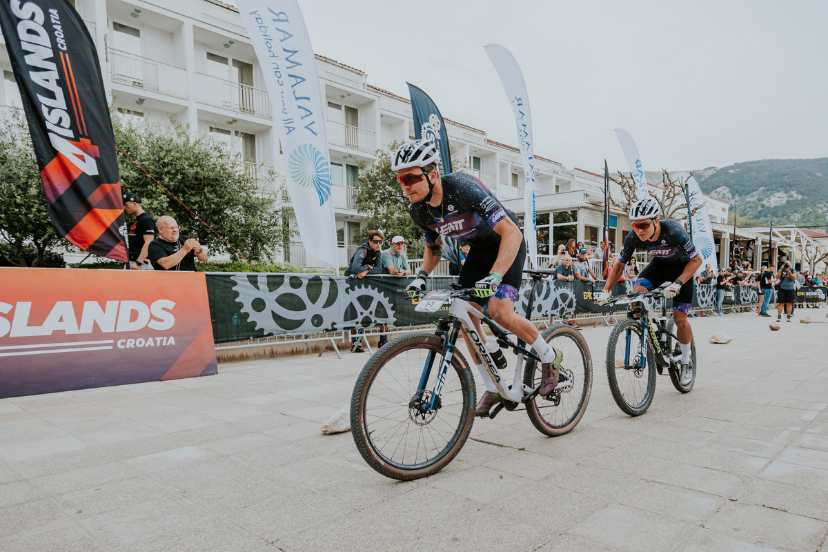 #4islands MTB Croatia kicked off with a fast and intense Prologue yesterday. The @BuffMegamoTeam Women & @Orbea @officialleatt Speed Company earned the first leaders' jerseys by 14 & 6 seconds respectively: diverge.info/2024/04/17/4is…