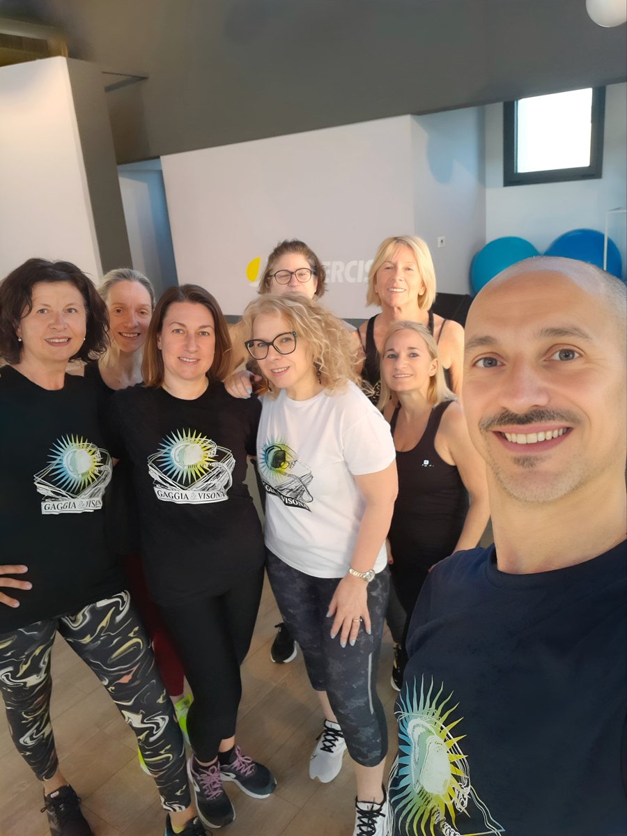 BeppeSandon's tweet photo. La festa continua ogni mattina alle 7.00! Dopo la serata assieme a ballare alla @discotecanordest con l'evento @gaggiaevisona , ci scateniamo con gli allenamenti all'alba al @jazzercisevicenzanord 🔥
#maifermi #solomusicabella #allenarsiballando #jazzercise #jazzercisevicenzanord https://t.co/9BhritWhZa