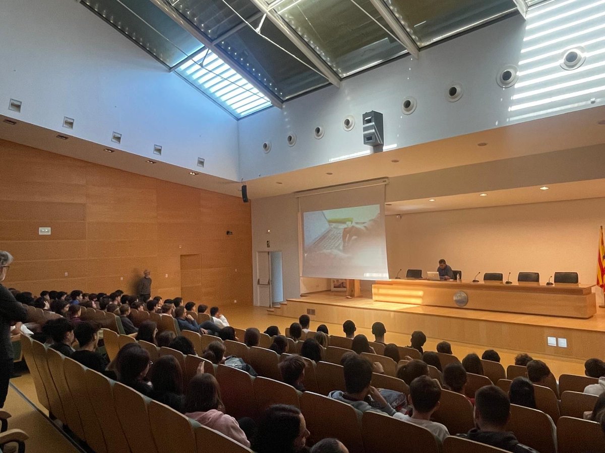 EPSunizar's tweet photo. Ayer martes 17 de abril, estudiantes de 2º de Bachillerato del IES Pirámide de Huesca, visitaron nuestro centro para conocer de cerca la oferta educativa y nuestras instalaciones.
Esperamos veros a alguno/a de vosotros/as el curso que viene🙋‍♀️
 
@iespiramide https://t.co/qPtaAltYJq