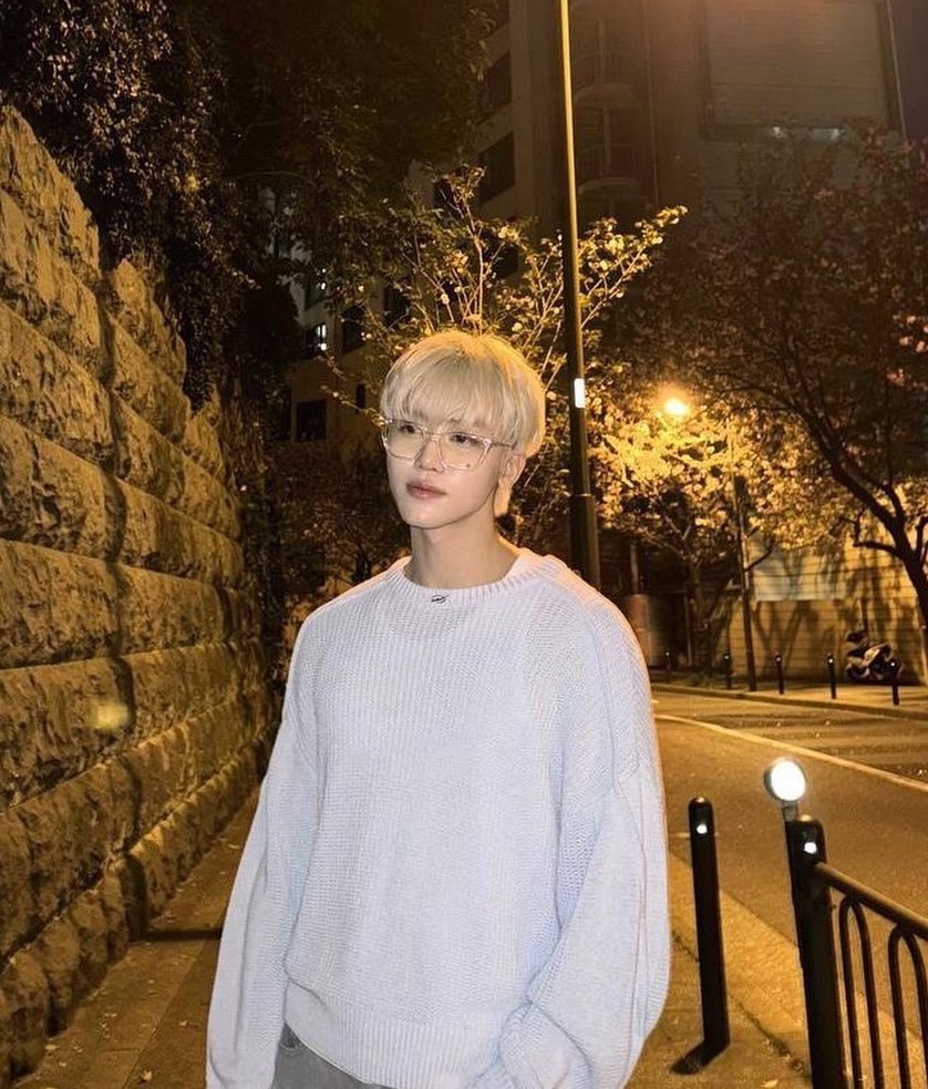 กุชอบการที่เค้ามาลงรูปสัพเพเหระอะไรแบบนี้มาก เดินอยุ่ข้างถนนก็ถ่าย อยู่ในลิฟต์ก็ถ่าย เดินซุปเปอร์มาเก็ตก็ถ่าย รับทานนู้นนี่ก็ถ่าย ชอบมาก แบบติ้กถูกทุกข้อ ดูเข้าถึงง่าย จับต้องได้ แต่หาแบบนี้ในชีวิตจริงไม่เจอสักคนนะ แต่ชอบ