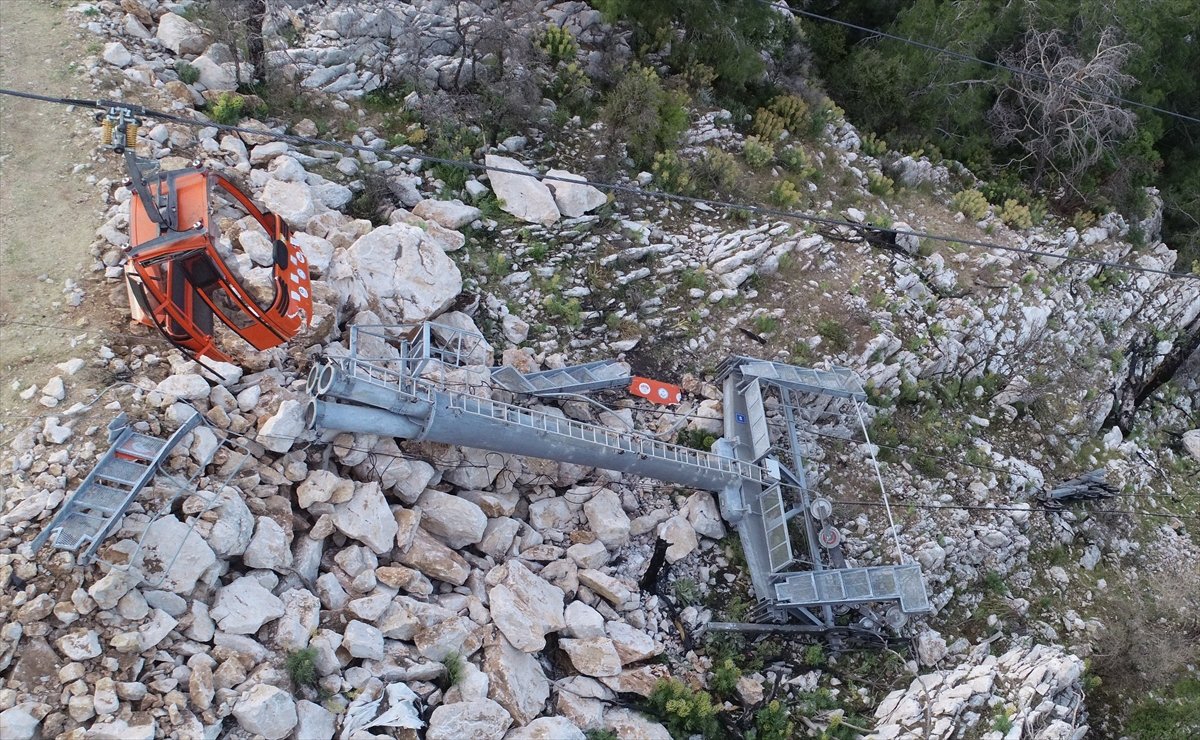 TELEFERİK BAKIMI SEÇİM NEDENİYLE YAPILMAMIŞ

Antalya'daki teleferik faciasında tutuklanan bakım şirketi firmasında otomasyon görevlisi olarak çalışan Serkan Yellice'nin savcılık ifadesi ortaya çıktı.

▪️'Seçimler dolayısıyla 159 kalem işten 19 kalemi yapıldı. 159 kalem içinde…