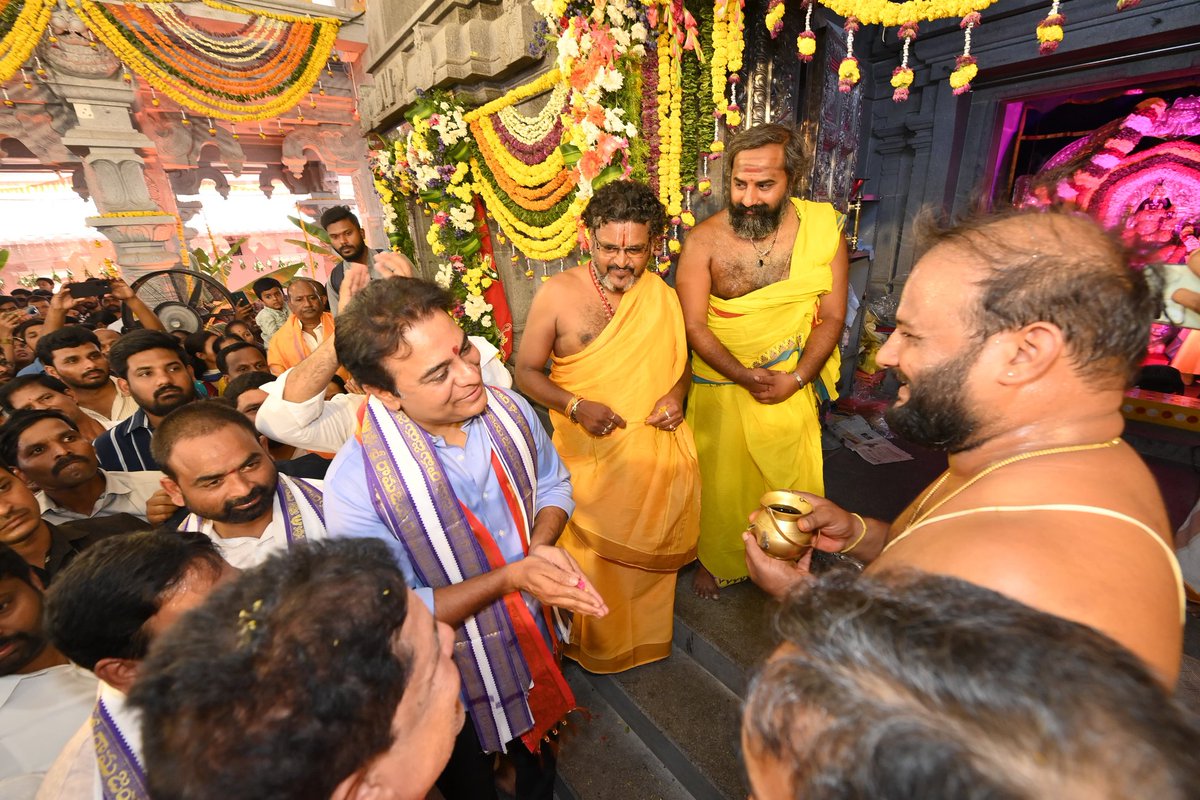 RajuShambipur's tweet photo. ఈరోజు శ్రీరామనవమి సందర్భంగా కూకట్పల్లిలోని ప్రముఖ ప్రాచీన సీతారామచంద్ర స్వామి రామాలయంలో జరిగిన శ్��ీరామనవమి సంబరాలలో బీఆర్ఎస్ పార్టీ వర్కింగ్ ప్రెసిడెంట్ శ్రీ కేటీఆర్, ఎమ్మెల్యే శ్రీ కృష్ణారావు, ఎమ్మెల్సీ శ్రీ నవీన్ రావు గారితో కలిసి పాల్గొనడం జరిగింది. https://t.co/uasGdNDl8f