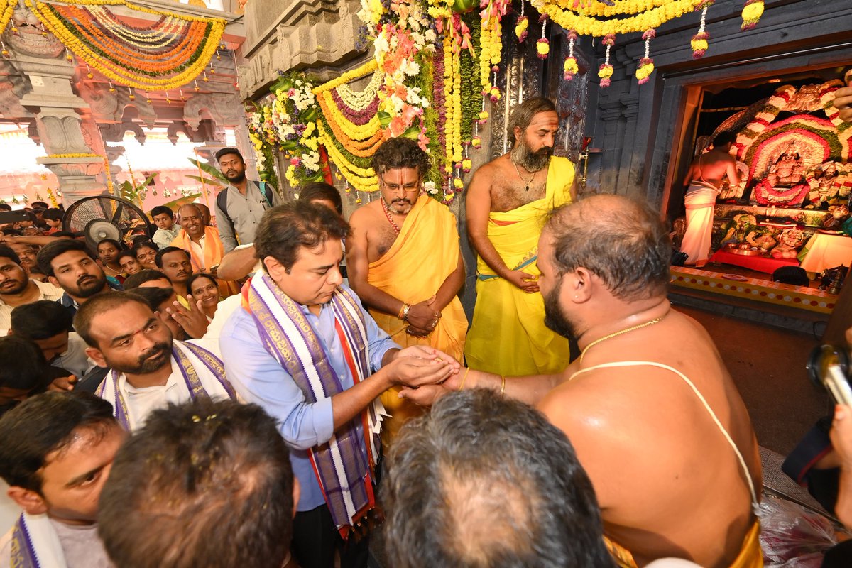 RajuShambipur's tweet photo. ఈరోజు శ్రీరామనవమి సందర్భంగా కూకట్పల్లిలోని ప్రముఖ ప్రాచీన సీతారామచంద్ర స్వామి రామాలయంలో జరిగిన శ్��ీరామనవమి సంబరాలలో బీఆర్ఎస్ పార్టీ వర్కింగ్ ప్రెసిడెంట్ శ్రీ కేటీఆర్, ఎమ్మెల్యే శ్రీ కృష్ణారావు, ఎమ్మెల్సీ శ్రీ నవీన్ రావు గారితో కలిసి పాల్గొనడం జరిగింది. https://t.co/uasGdNDl8f
