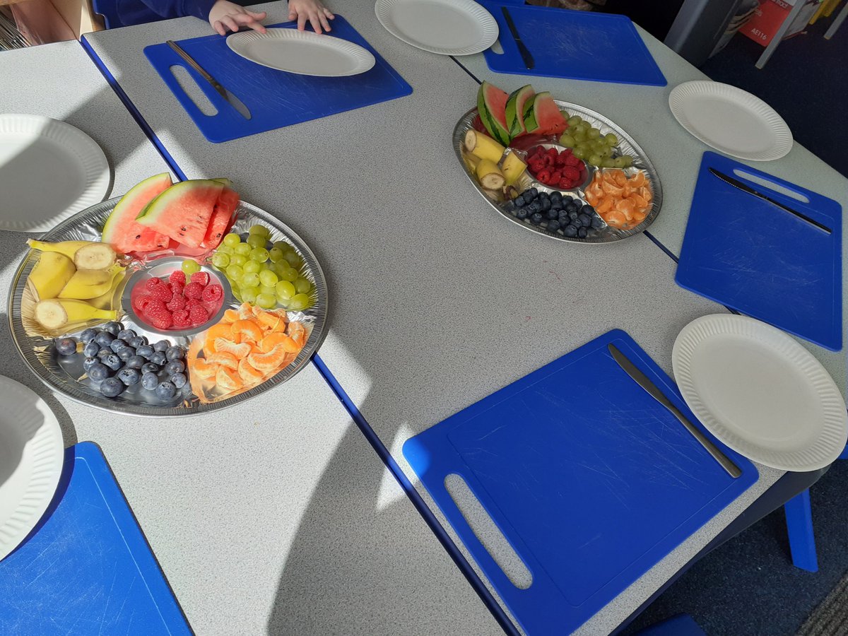 Such a fun and fruity first Food Explorers  session yesterday in the Nursery class at Markington school.  Exploring a variety of fruit with all our senses, and making and tasting a Fruity Rainbow 🌈