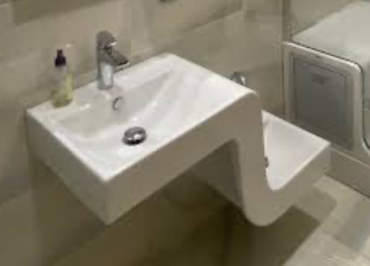 8 banyolu Sancaktepe belediyesinde lavobalar özel tasarım, iki katlı , alt basamakta da musluk var , ayak yıkamak, abdest almak için yapılmış .