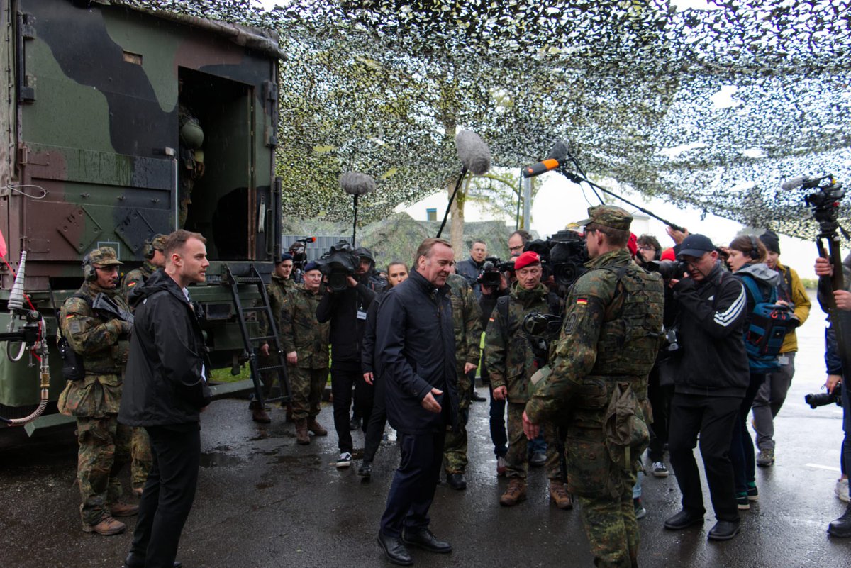 AkaltinFerdi's tweet photo. Gestern hoher Besuch in Mayen; BM hat sich über unsere Fähigkeiten im Bereich der Abwehr ausländischer Informationsmanipulation und unserem Beitrag zur Div25 und PzBrig45 informiert: https://t.co/uekjkPcflN