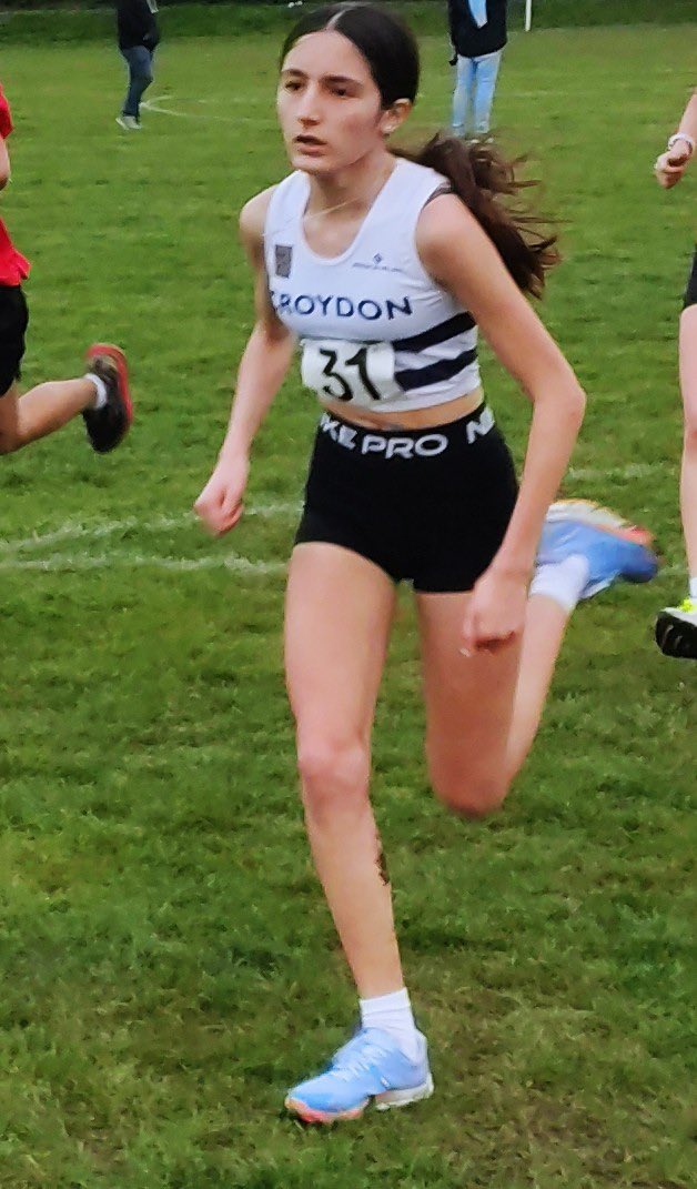 Congratulations to Y9 Aida who finished 🥉in the Under 15 East Surrey Cross Country League for this season! @harrierscroydon @CroydonHigh 🙌