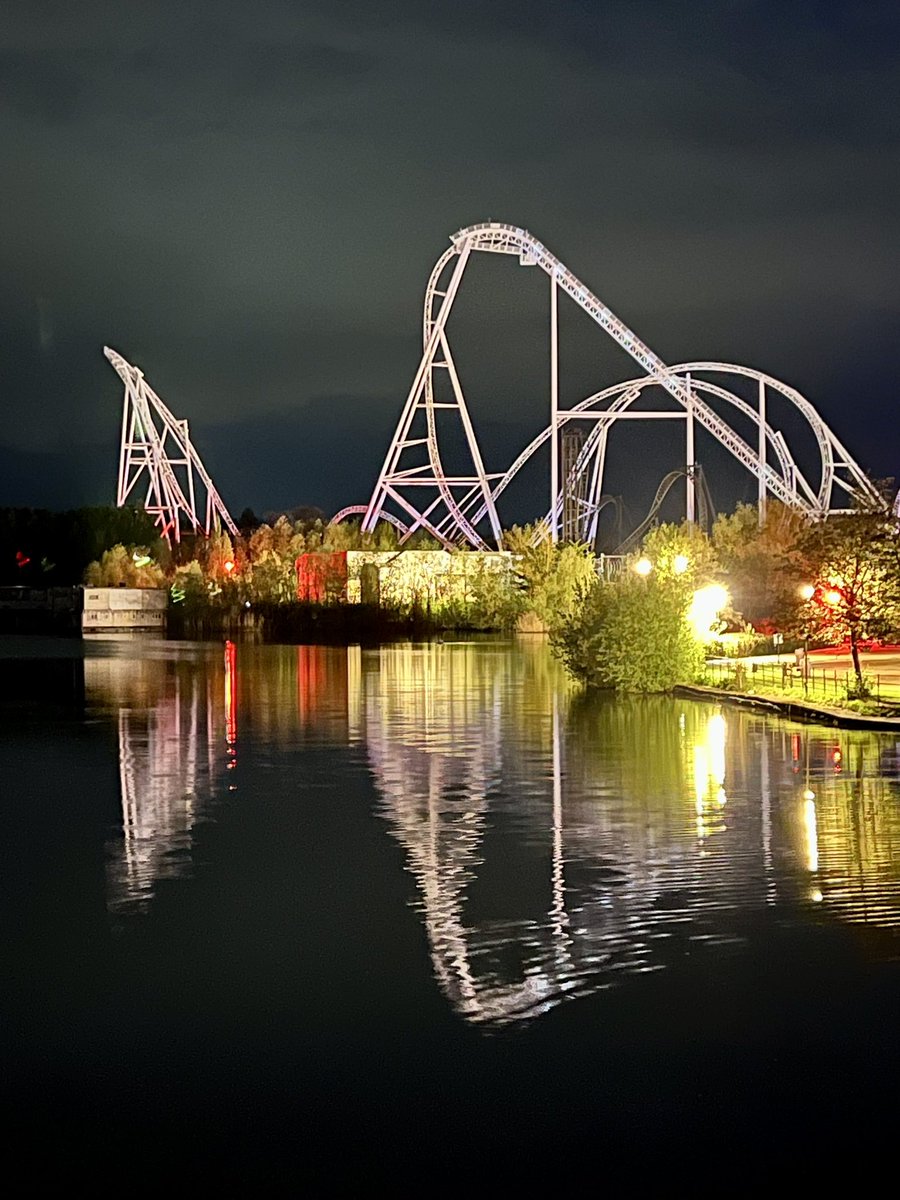 ThemeParkWW's tweet photo. Hyperia looking beautiful again last night on the @THORPEPARK skyline 😍 https://t.co/yGVrtlisB7