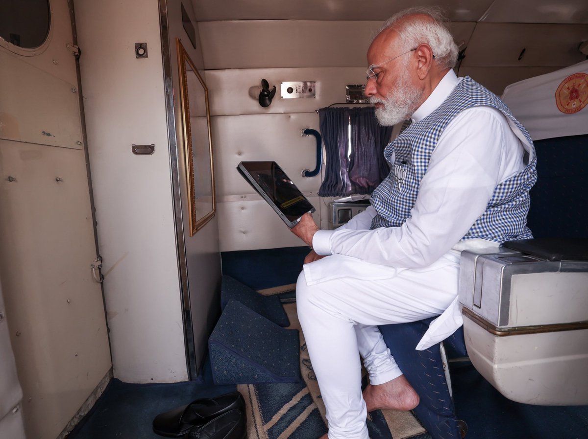 #Assam : PM #NarendraModi watched the Surya Tilak on Ram Lalla At #Ayodhya after his rally in Nalbari. #TheRealTalkin