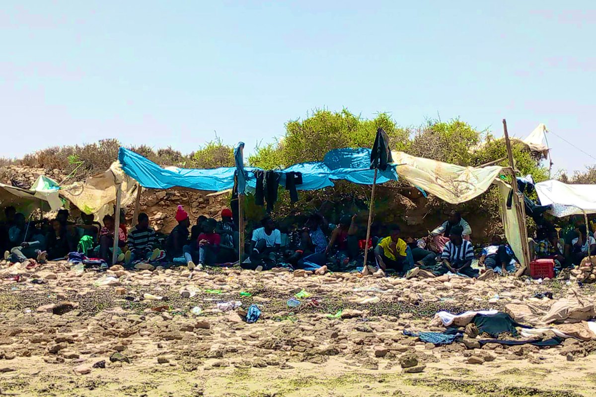 Questa è la condizione dei migranti a #Sfax. Il Forum tunisino per i diritti economici e sociali il #5aprile ha diffuso un manifesto in cui denuncia i soprusi e “le politiche di sicurezza e di outsourcing delle frontiere dell'Unione europea che violano i diritti umani”. #Tunisia