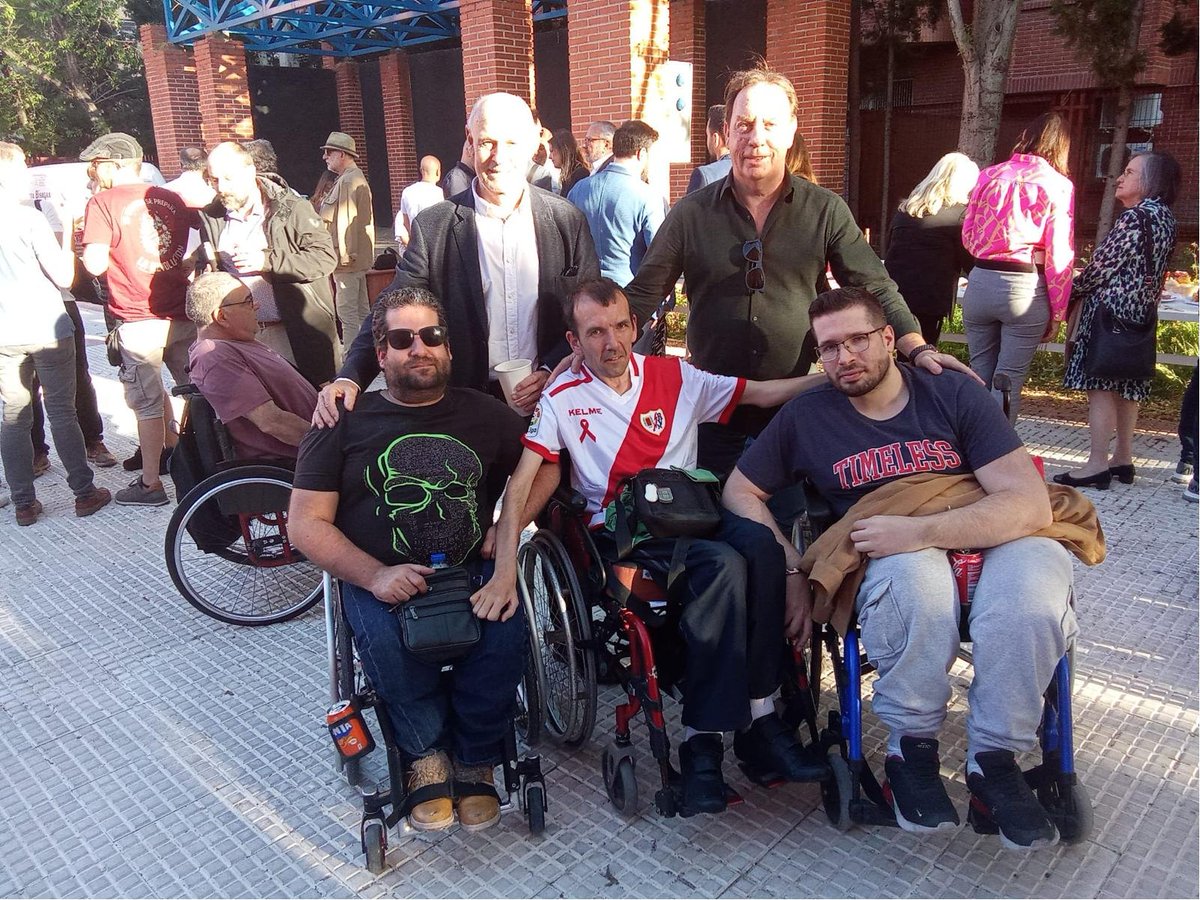 CERMI_Madrid's tweet photo. Ayer, el presidente de @CERMI_Madrid, @OscarMoral1, acompañó a las personas q han impulsado a la Peña Rayista #DiscapRayo en su presentación, esta peña nace con la voluntad de defender los intereses y demandas de las personas con #discapacidad abonadas al @RayoVallecano.

#Madrid https://t.co/l29Fh4GOCG