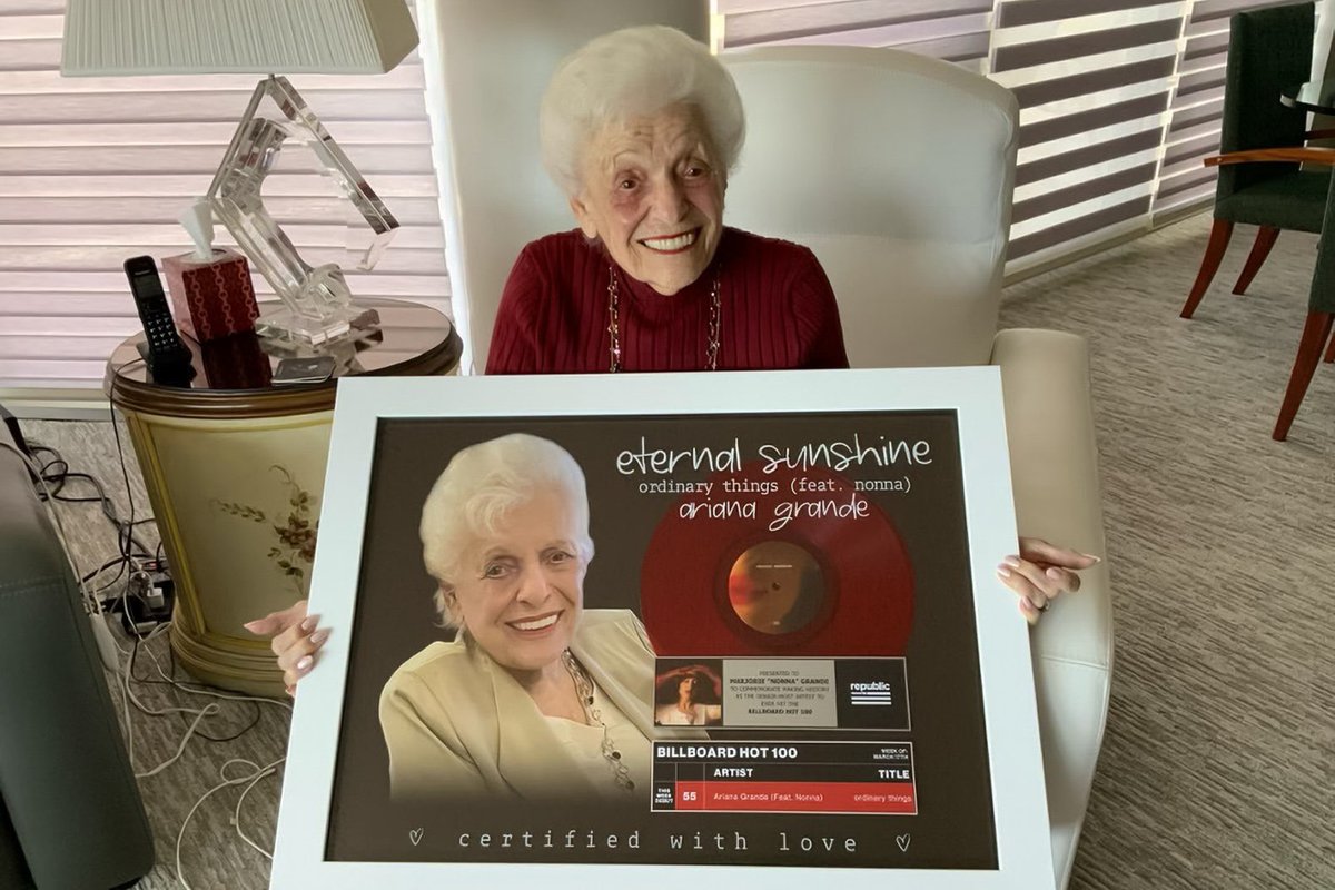#アリアナ・グランデ の祖母マージョリー・グランデさんがビルボードHot 100にチャートインした史上最高齢のアーティストとしての記念プレートを授与され、アリアナがInstagramに祝福と感謝の投稿！ 「史上最高齢でビルボードHot100に名を刻んだ唯一で最も美しいおばあちゃんを祝福します🥹🌞♡