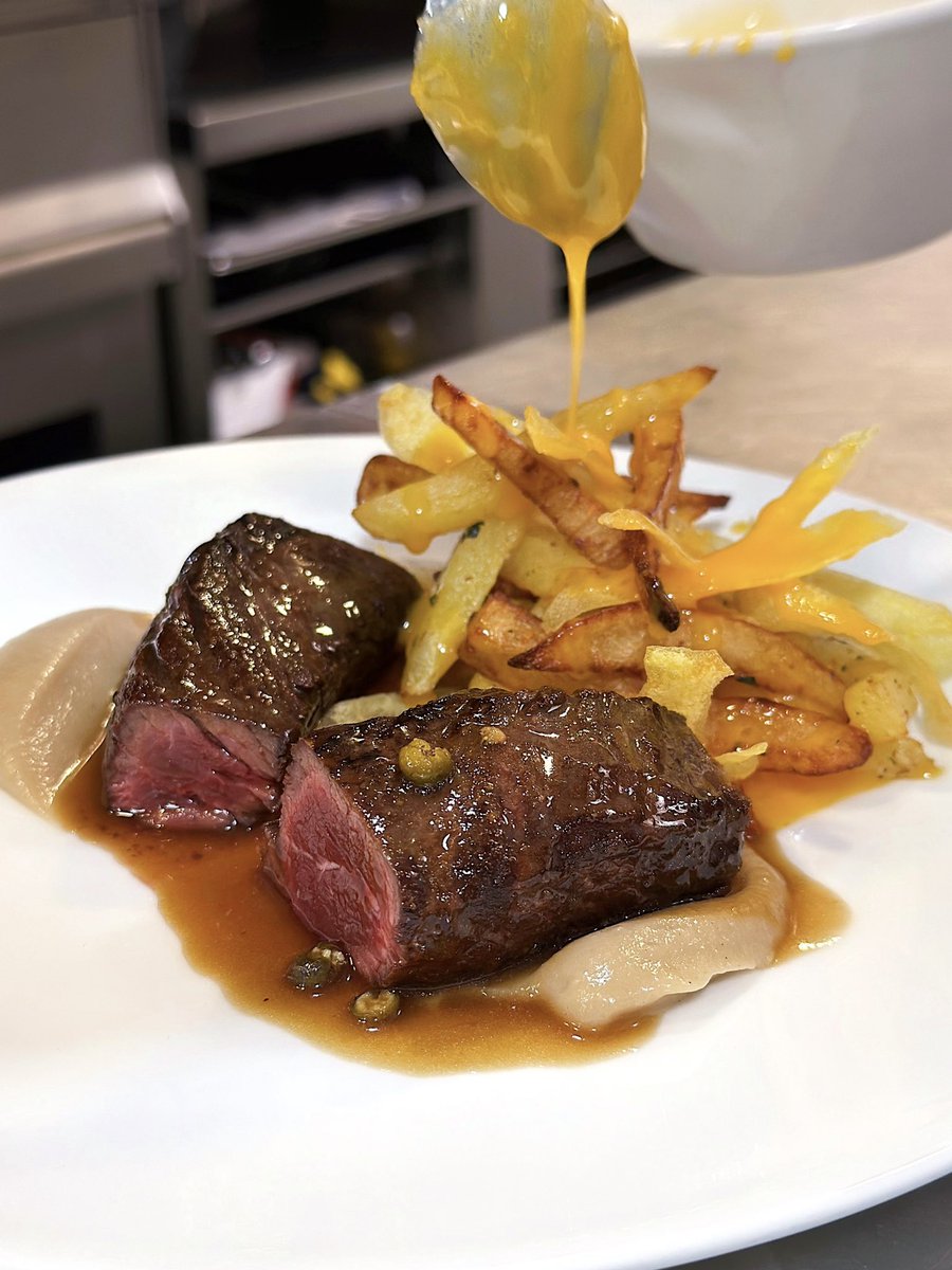almargebdn's tweet photo. Si els que la treballen li diuen filet de carnisser, per alguna cosa serà. Onglet de vaca amb pebre verd fresc, puré de ceba, xips i patata fregida amb rovell d’ou.
#badalona #almarge #badacentre #onglet #filetdecarnisser #onglet #pebreverdfresc #restaurant #badalona https://t.co/fzMlGJRx34